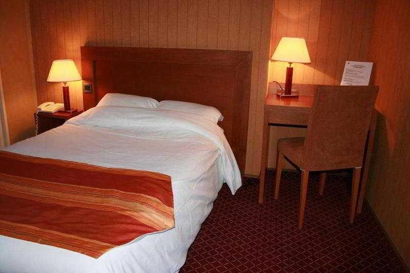 Hotel Princesse Isabelle Puteaux Room photo
